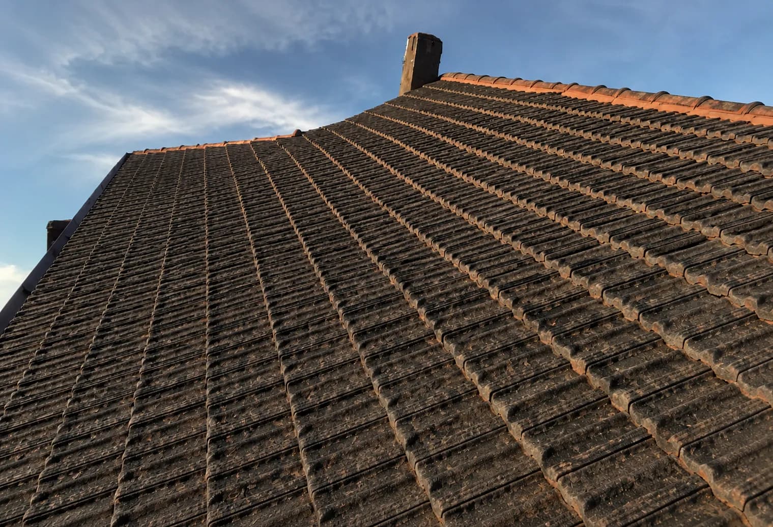 Dulux flexible pointing applied to tile roof ridge capping